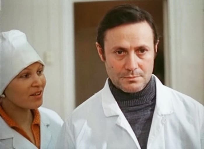 Юрий Соломин в фильме *Свет в окне*, 1980 | Фото: kino-teatr.ru Юрию Соломину – 85: Чего поклонники до сих пор не знают о знаменитом актере