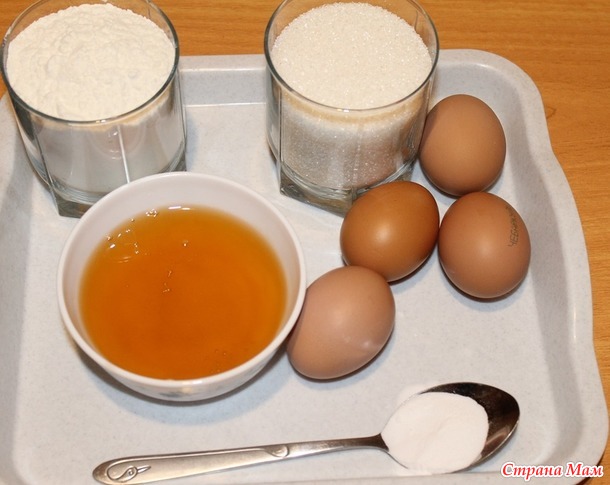 Торт Медовик со сметанным кремом и черносливом.