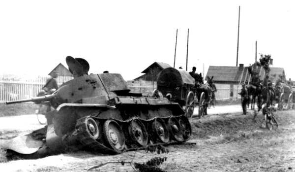 Уничтоженный танк БТ-7. Источник: http://voenspez.ru/index.php?topic=53959.0
