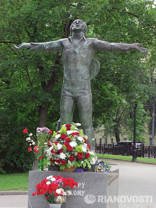 Владимир Высоцкий. г.Москва (1995). Скульптор: Г.Распопов. «Я, конечно, вернусь...»: образ Владимира Высоцкого в живописи и скульптуре