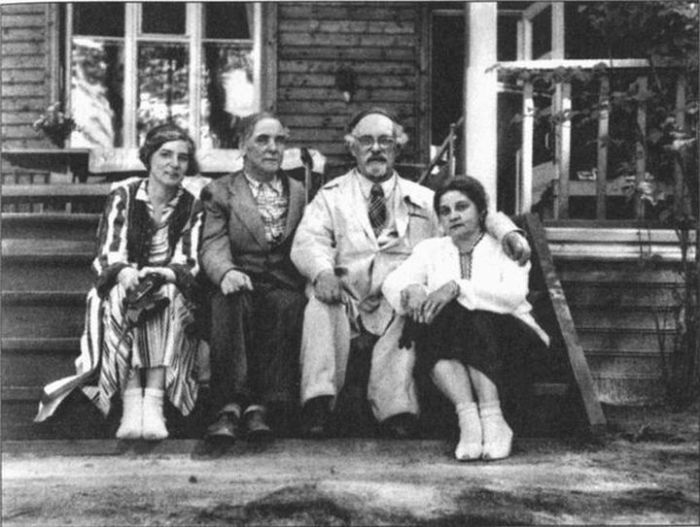 Семья Капицы с семьей Пришвиных. Николина Гора, начало 1950-х гг. / Фото: www.profilib.com Семья Капицы с семьей Пришвиных. Николина Гора, начало 1950-х гг. / Фото: www.profilib.com