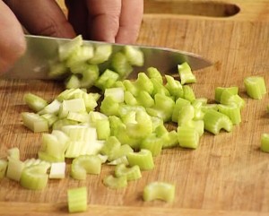 черешковый сельдерей нарезаем кубиками