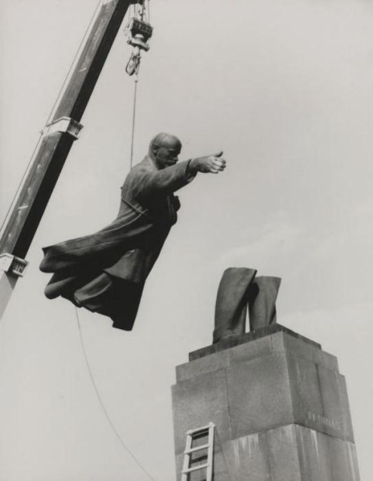 Фотограф Антанас Суткус. Лот из двух фотографий оценён в 6-8 тысяч фунтов стерлингов. Фотограф Антанас Суткус. Лот из двух фотографий оценён в 6-8 тысяч фунтов стерлингов.