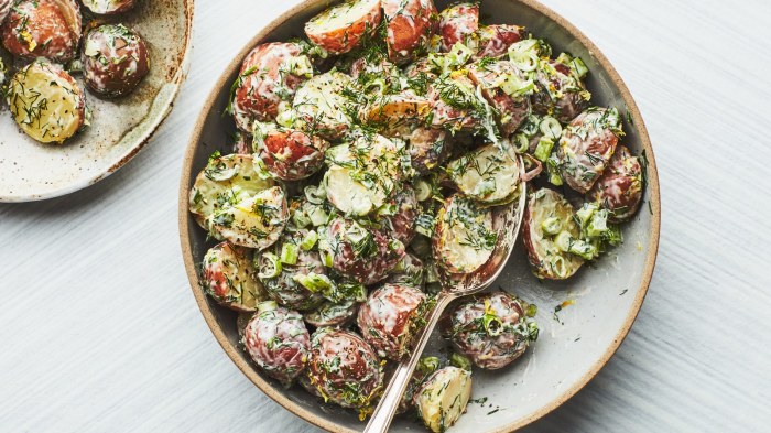Сливочный картофельный салат с беконом. \ Фото: epicurious.com. 5 способов приготовить картофель так, чтобы слюнки потекли и захотелось добавки