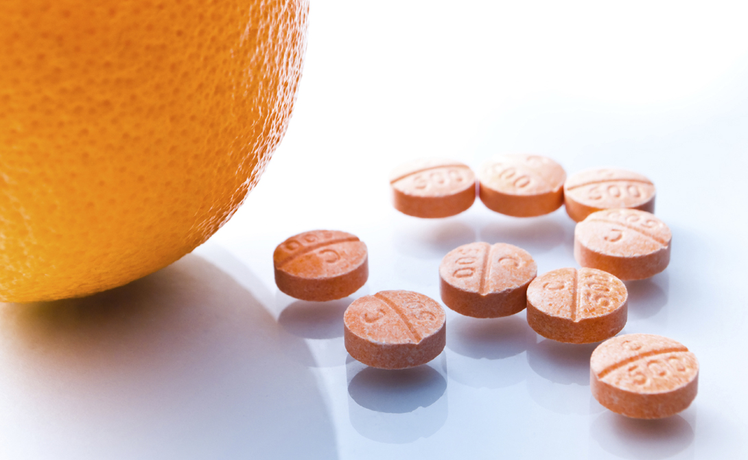 Витамин С
Рекомендуемая доза витамина С составляет всего 75 мг в день. Согласно исследованию, проведенному в Университете Хельсинки, приемы больших доз этого витамина во время простуды не помогают ее излечению.