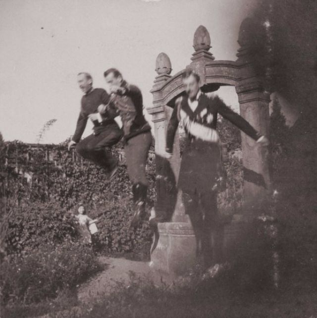 Император Николай II дурачится с друзьями на фотографиях 1899 года Император Николай II дурачится с друзьями на фотографиях 1899 года