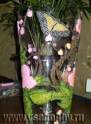 украшенная своими руками ваза с цветами и бабочками из бисера