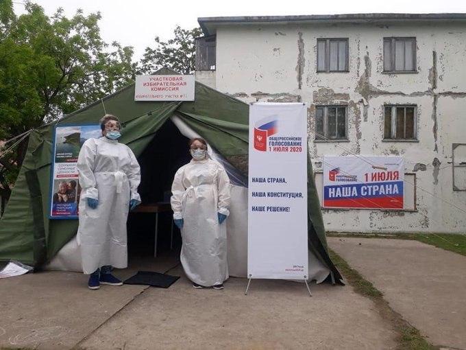 11 безумных фото голосования по поправкам к Конституции на пеньке и в багажнике