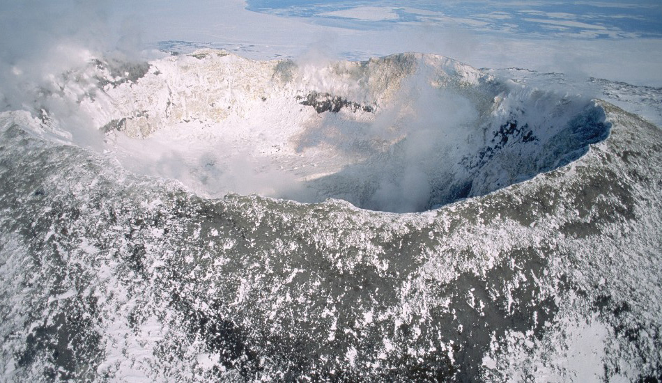Эребус, Антарктида 
Полюбоваться этим озером уже будет задачей не из легких, ведь окружающая температура может достигать -60 градусов. Внутри этого одного из пяти лавовых озер на планете температура в районе 1700 градусов. От остальных четырех аналогов Эребус отличает разве что расположение на континенте, которому, прямо скажем, не свойственны слишком высокие температуры. А вообще Эребус — это второй по величине вулкан на Антарктиде, который постоянно извергается, начиная с 1972 года.