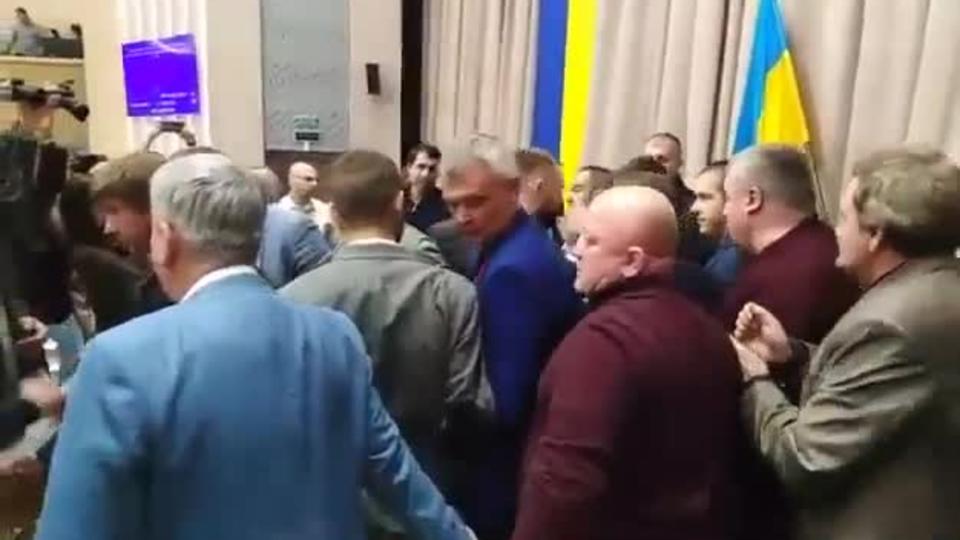 Видео: украинские депутаты подрались из-за вопроса по рынку земли