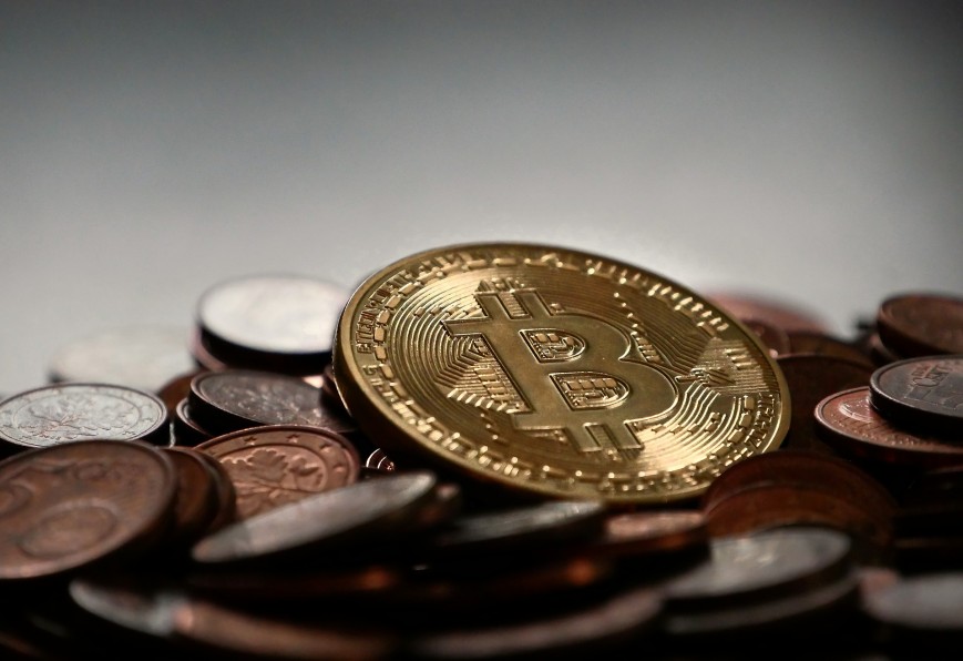 День, когда появился Bitcoin. 3 января 2009 года заработала сеть Bitcoin и в его блокчейне появился первый блок.