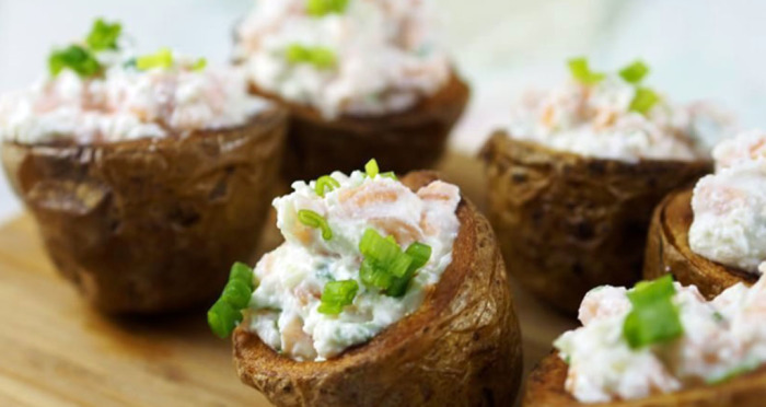 Картофель, запеченный с копчёным лососем. \ Фото: google.com. 5 способов приготовить картофель так, чтобы слюнки потекли и захотелось добавки