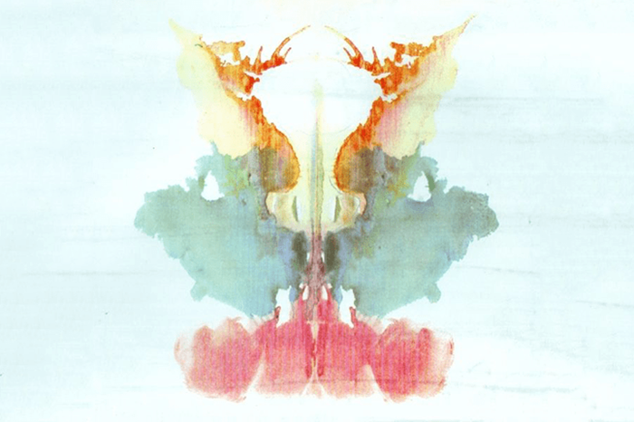 Трёхцветная карточка с довольно странными очертаниями. /Фото: factroom.ru