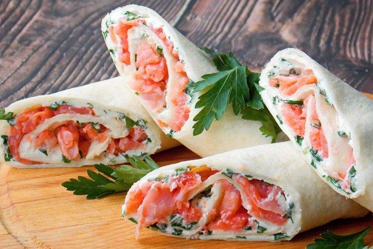 Рулет из лаваша с красной рыбой и маринованным луком