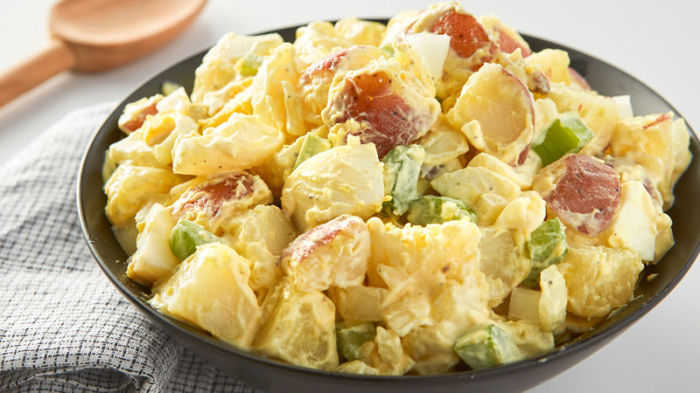 Сливочный картофельный салат. \ Фото: bettycrocker.com. 5 способов приготовить картофель так, чтобы слюнки потекли и захотелось добавки