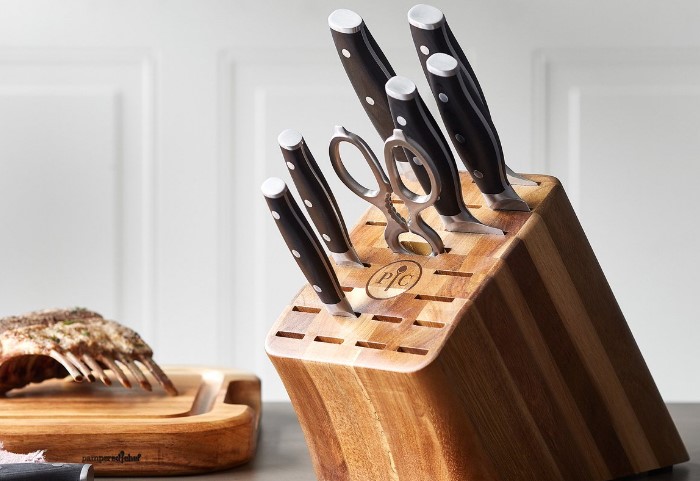 В деревянную подставку можно ставить только сухие ножи / Фото: mebel-v-nsk.ru
