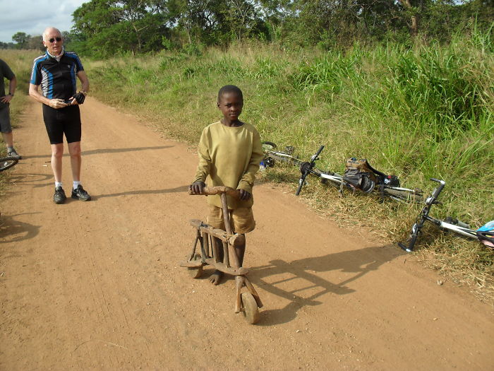 2. Танзания, мальчик с гордостью показывает свой деревянный велосипед