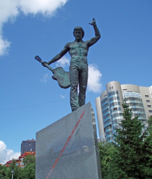 Владимир Высоцкий. г.Новосибирск (2005). Скульптор: Александр Тартынов. «Я, конечно, вернусь...»: образ Владимира Высоцкого в живописи и скульптуре