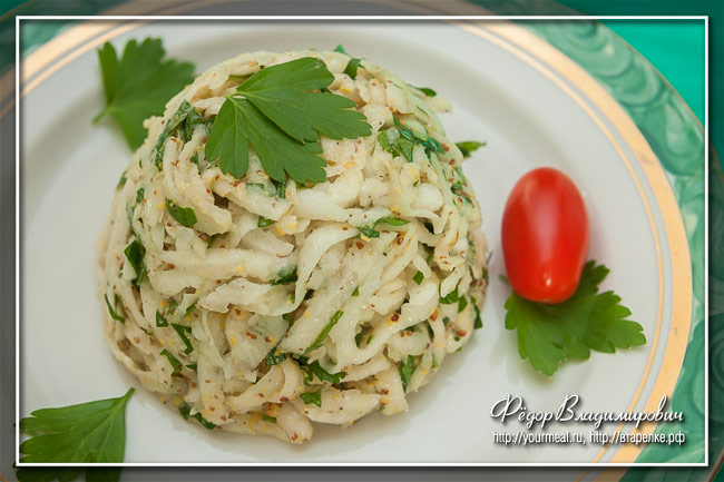 Салат из черной редьки с петрушкой и укропом