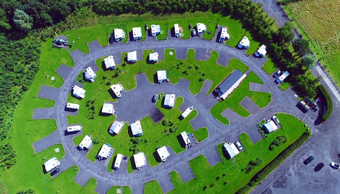 Вид на парк с высоты птичьего полета (Ream Hills Caravan Park, Великобритания). | Фото: YouTube. Вид на парк с высоты птичьего полета (Ream Hills Caravan Park, Великобритания). | Фото: YouTube.