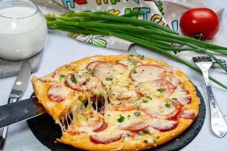 Домашняя пицца с сервелатом и томатами с сыром на сковороде: шаг 9