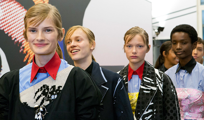 Модели Prada за кулисами. Модели Prada за кулисами.
