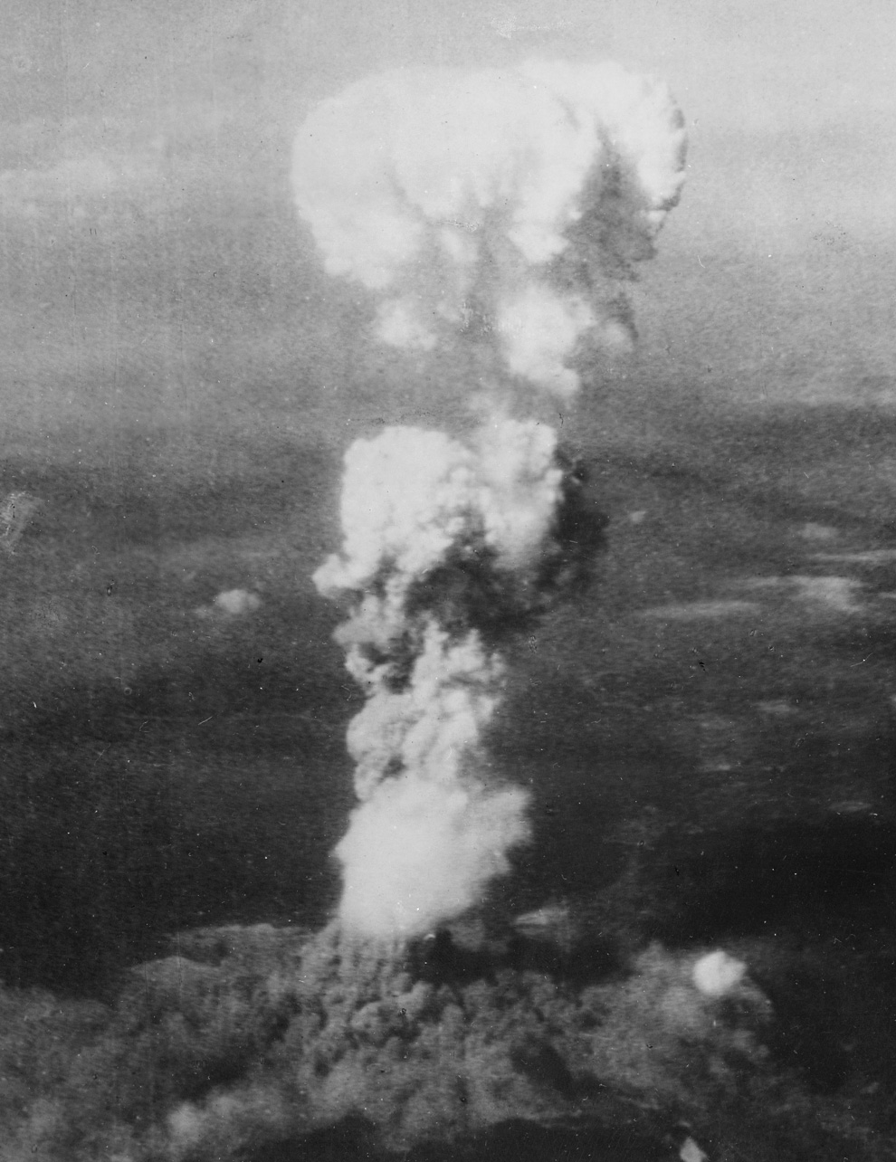 8. Растущий ядерный «гриб» над Хиросимой вскоре после 8:15, 5 августа 1945. Когда порция урана в бомбе прошла стадию расщепления, она мгновенно была превращена в энергию 15 килотонн тротила, нагрев массивный огненный шар до температуры 3 980 градусов по Цельсию. Нагретый до предела воздух и дым быстро поднялся в атмосфере, словно огромный пузырь, поднимая за собой столп дыма. К тому времени, как было сделано это фото, смог поднялся на высоту 6 096,00 м над Хиросимой, в то время как дым от взрыва первой атомной бомбы разлетелся на 3 048,00 м у основания колонны. (U.S. National Archives)