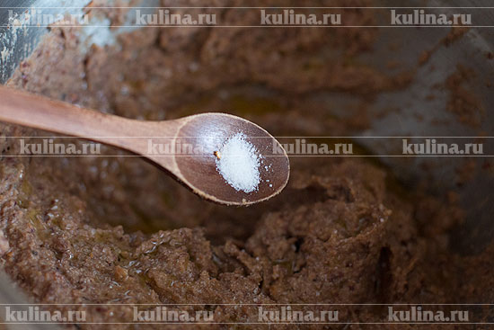 Паштет приправить солью и перцем по вкусу. Добавьте оливковое масло и еще раз перемешайте.
