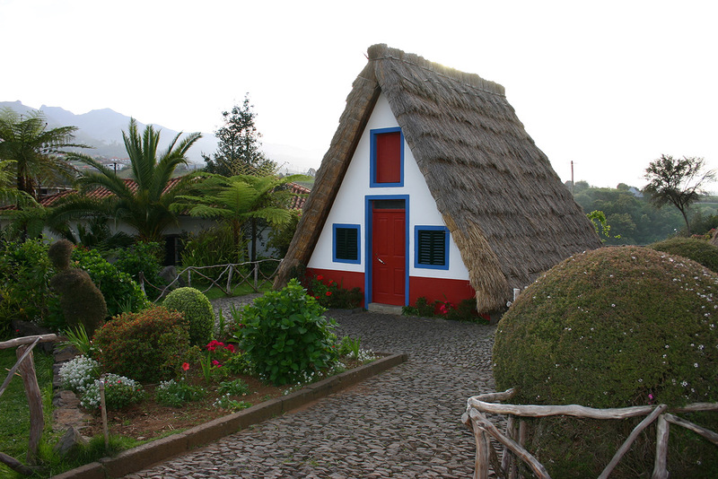 Город Сантана и дома с соломенными крышами. Мадейра, Португалия
