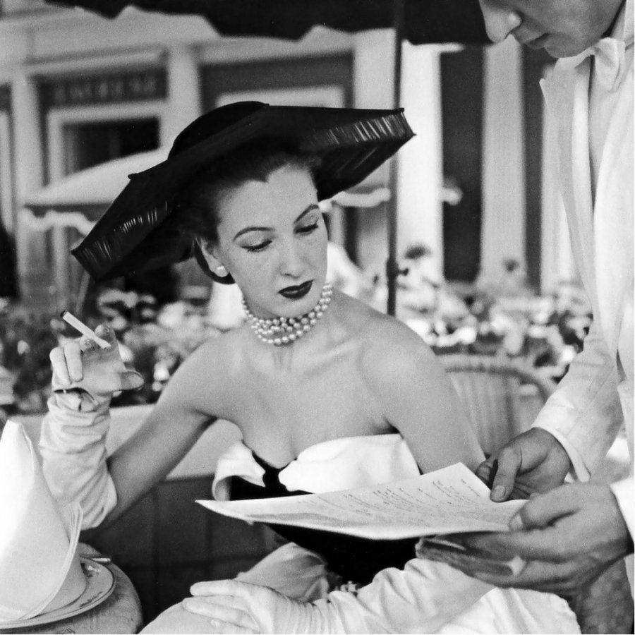 Классическая элегантность Dior: изысканные модели 1940-1960-х годов на улицах Парижа Классическая элегантность Dior: изысканные модели 1940-1960-х годов на улицах Парижа