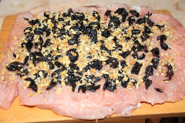 Рулет закусочный из свинины с орехами и черносливом Рулет закусочный из свинины с орехами и черносливом