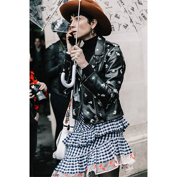 PFW Paris Fashion Week Fall 17 Street Style Collage Vintage Mugler Acne 68 1800x2700 Вещи и украшения в стиле панк, которые никогда <br> не выйдут из моды