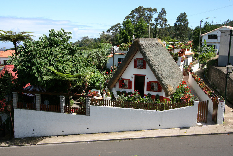 Город Сантана и дома с соломенными крышами. Мадейра, Португалия