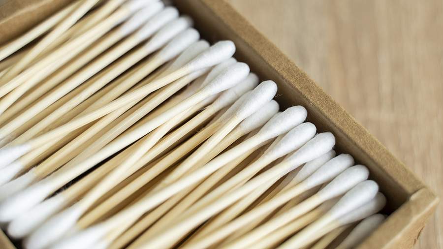 Китайский врач указал на риски для здоровья при чистке ушей