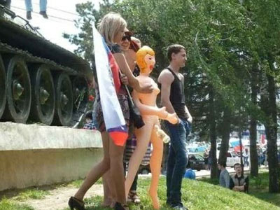 Скандальная фотосессия у памятника героям войны Скандальная фотосессия у памятника героям войны