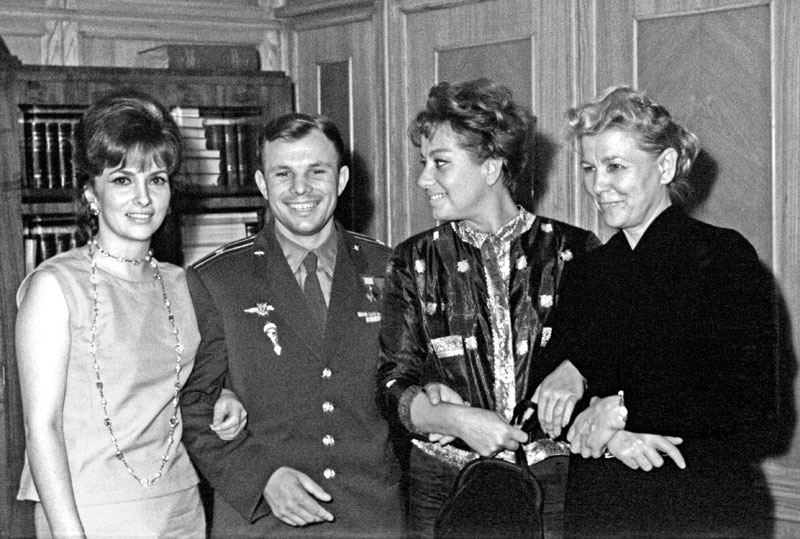 Гости II Московского международного кинофестиваля итальянские актрисы Джина Лоллобриджида (слева) и Мариза Мерлини (вторая справа) во время приема в Министерстве культуры СССР с космонавтом Юрием Гагариным и министром культуры СССР Екатериной Фурцевой.