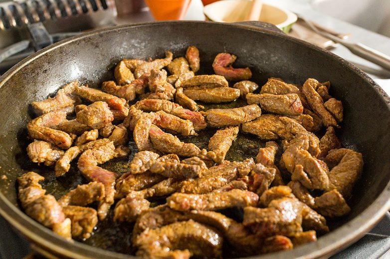 Очень простой корейский салат из огурцов и мяса