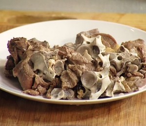 в отваренной баранине отделяем мясо от костей