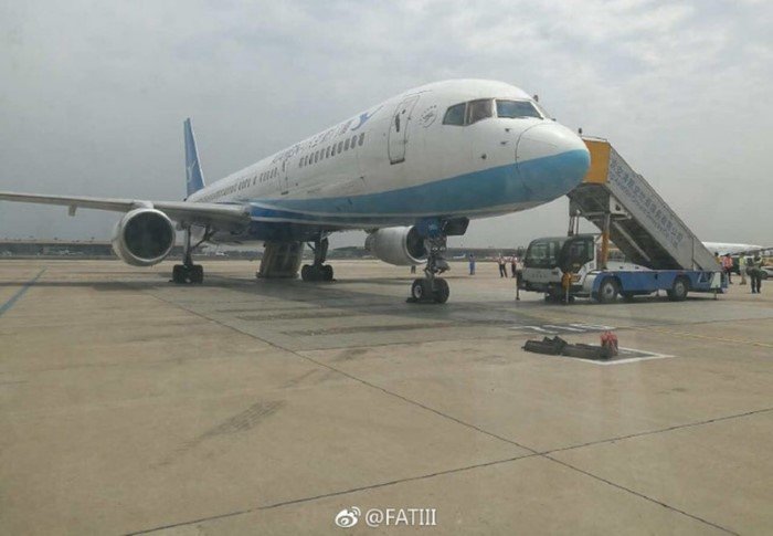Китаянка из любопытства открыла аварийный выход самолета Китаянка из любопытства открыла аварийный выход самолета