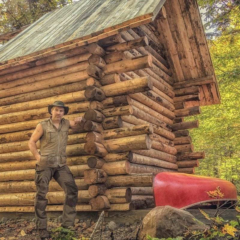 Он в одиночку построил себе бревенчатую избу. И показал, как это сделал