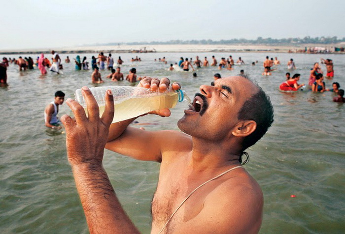 Паломники считают воду из реки Ганг священной и пьют ее во время религиозных праздников.