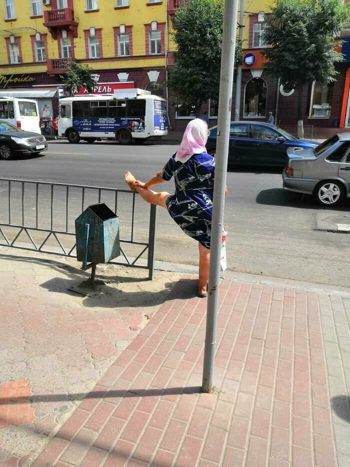 Попробуйте и вы, это не сложно... Гибкие барышни никогда не упустят возможности похвастаться своими навыками
(12 фото + 7 гиф)