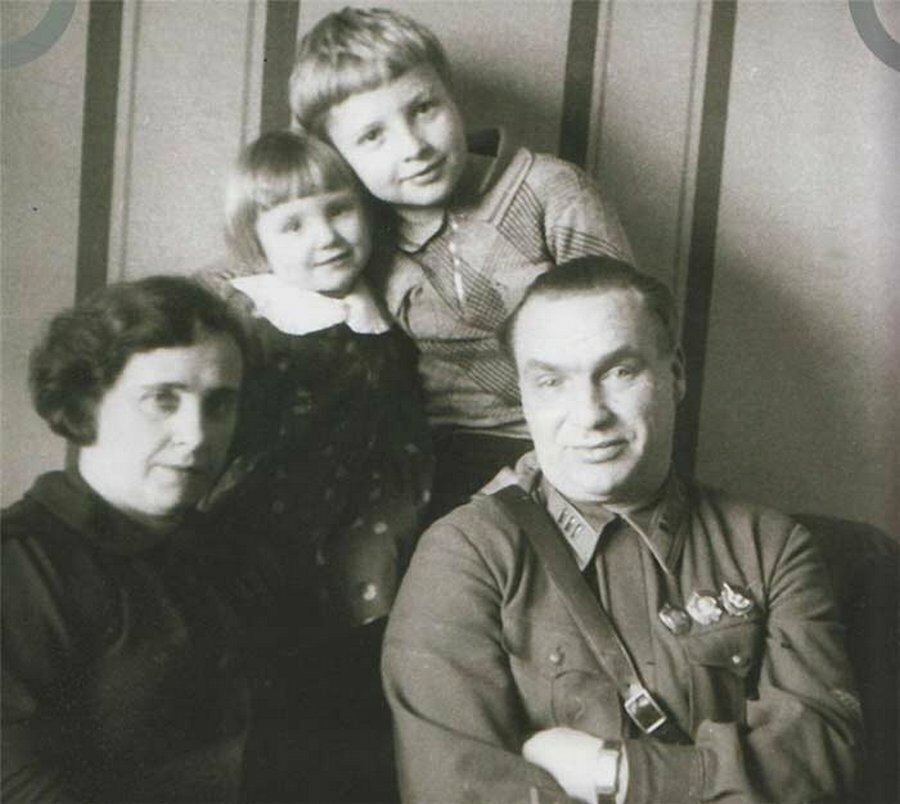 Валерий Павлович Чкалов с семьей: супруга Ольга Эразмовна, сын Игорь, дочь Валерия.
