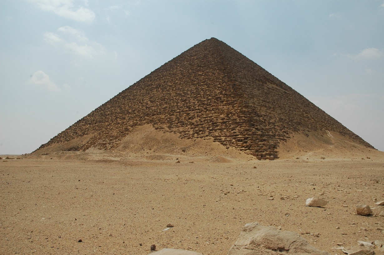 Розовая пирамида в Дахшуре высотой 109,5 метров. (Kris Runstrom)