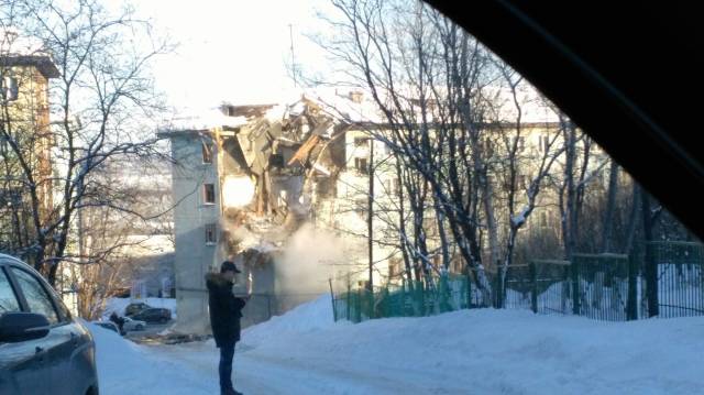 Первые кадры с места взрыва в жилом доме в Мурманске