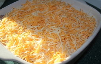 посыпаем блюдо тертым сыром