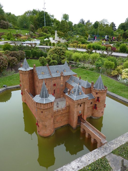 Миниатюра замка в городе Muiden. Парк Мадюродам. Фото