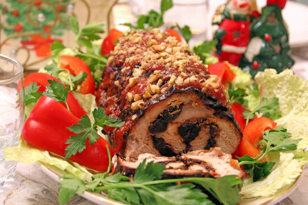 Рулет закусочный из свинины с орехами и черносливом Рулет закусочный из свинины с орехами и черносливом