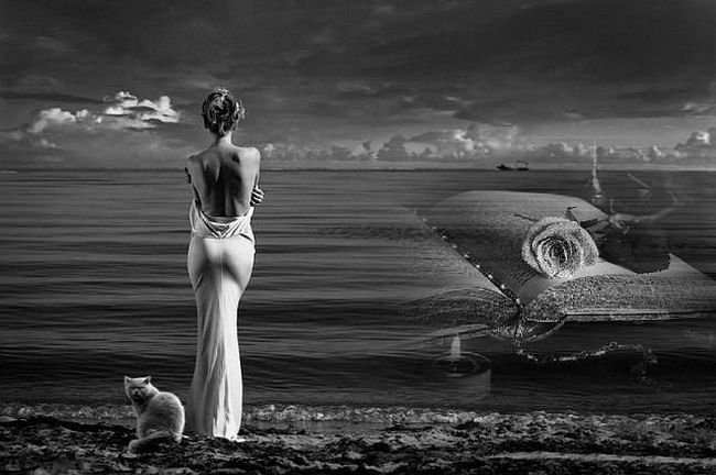 Черно-белая фотография девушки стоящей на берегу