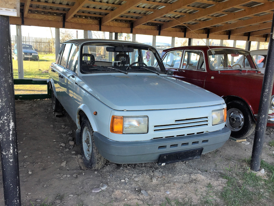 Чужой среди своих. Один из редких иностранцев в экспозиции — Wartburg 353. Судя по решетке радиатора это уже поздняя версия с 1,3-литровым мотором VW. Еще в коллекции есть симпатичный гэдээровский Barkas. Очень милый бусик